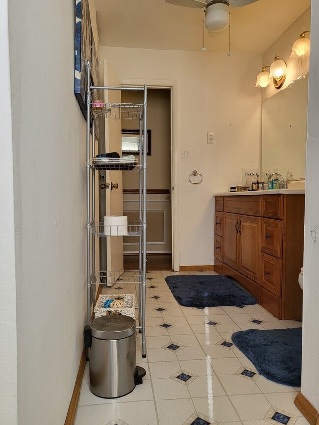 Shared bathroom - 2201 Elgin Ct