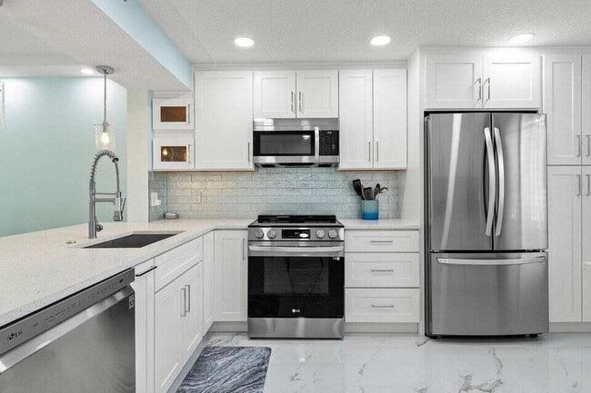 Building Photo - 7076 Huntington Ln