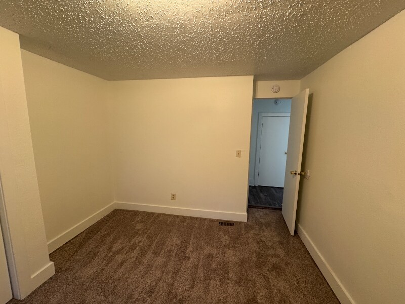 Building Photo - 000 Vine St