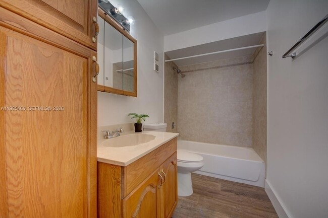 Building Photo - 1960 Bayberry Dr