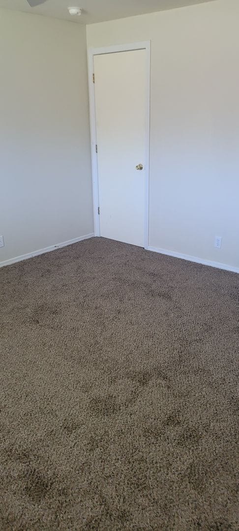 Building Photo - Cozy home on large lot w/fenced backyard