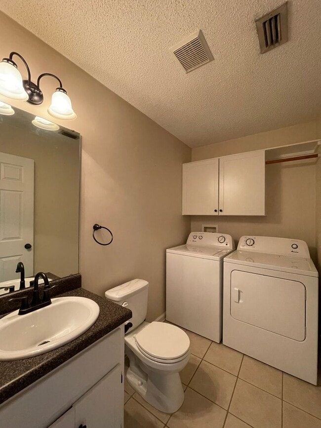 Building Photo - Foxchase Subdivision! END UNIT CLOSE TO CO...