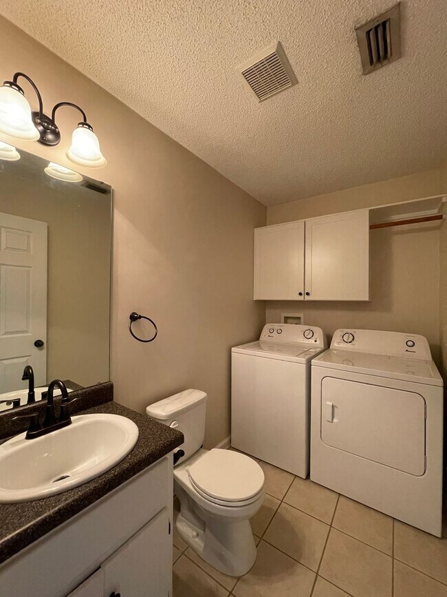 Building Photo - Foxchase Subdivision! END UNIT CLOSE TO COMMUNITY POOL