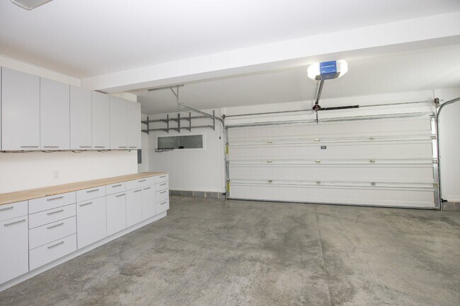 Building Photo - "Spacious and Inviting 2620 sq. ft. Home i...