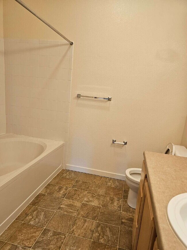 Building Photo - Convenient and Spacious 2BR/2BA in Park Hill of Denver