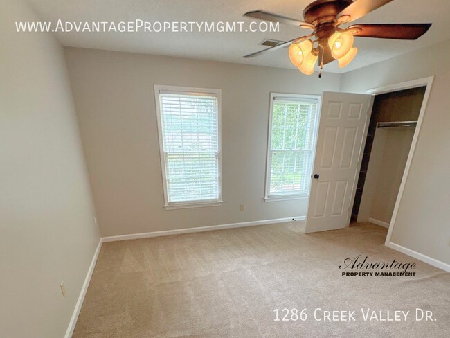 Building Photo - 1286 Creek Valley Dr