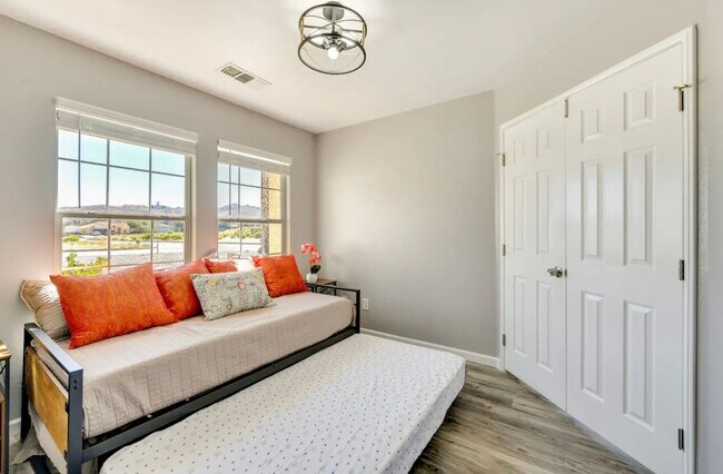 Building Photo - AVAILABLE NOW $200 off First Month Rent