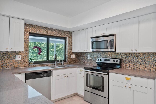 Building Photo - 1245 NE 85th St