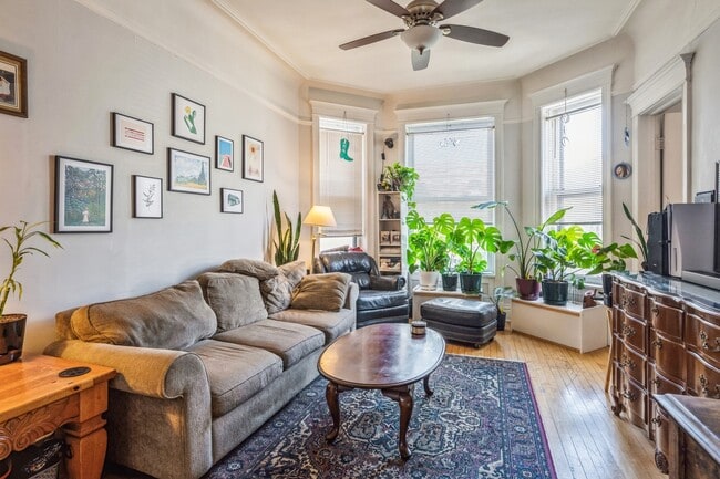 Building Photo - 3140 N Kenmore Ave