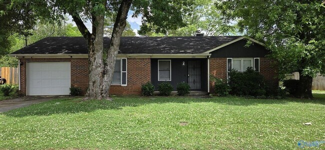 Building Photo - 6000 NW Cherokee Hls Dr