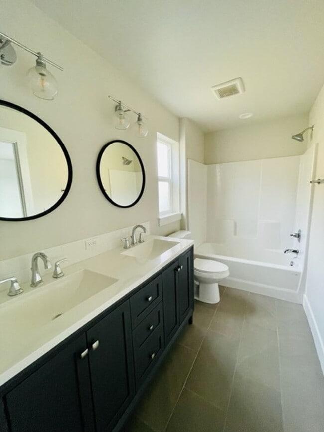 Building Photo - 1718 NE Lotus Dr