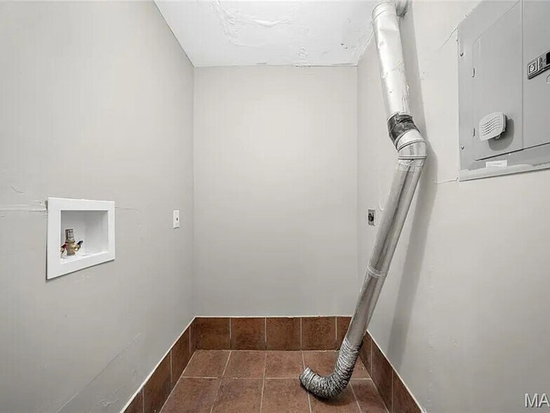 Building Photo - 709 Dammert Ave