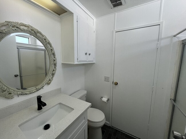 Building Photo - Recently renovated 2 bed 2 bath in Sacramento!