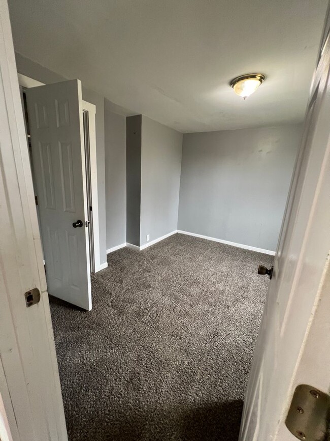 Building Photo - 3 bedroom/1 bathroom house