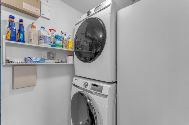 Building Photo - 655 N Mashta Dr