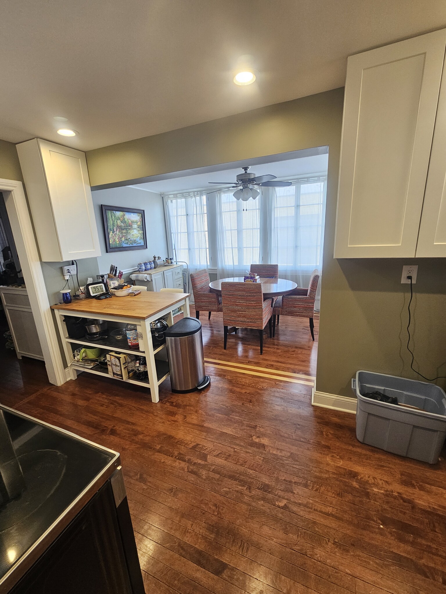 Kitchen and dining area - 7560 W Touhy Ave