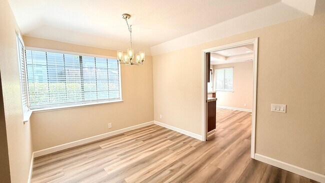 Building Photo - 1100 Sunshine Cir