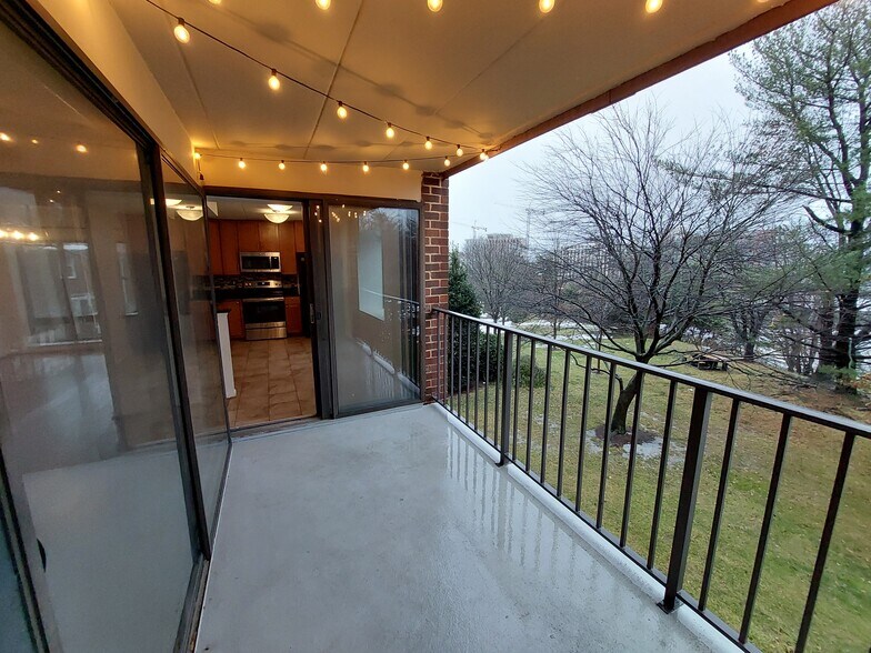 Building Photo - 100 Roberts Ln