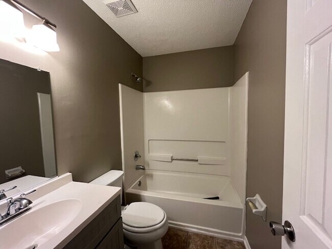 Building Photo - Renovated 3 Bedroom 2 Bath Home for Rent!!