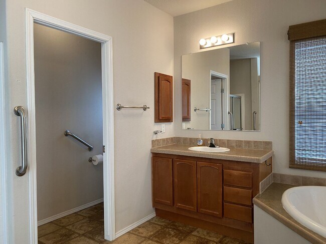 Building Photo - Serene in Dallesport, WA