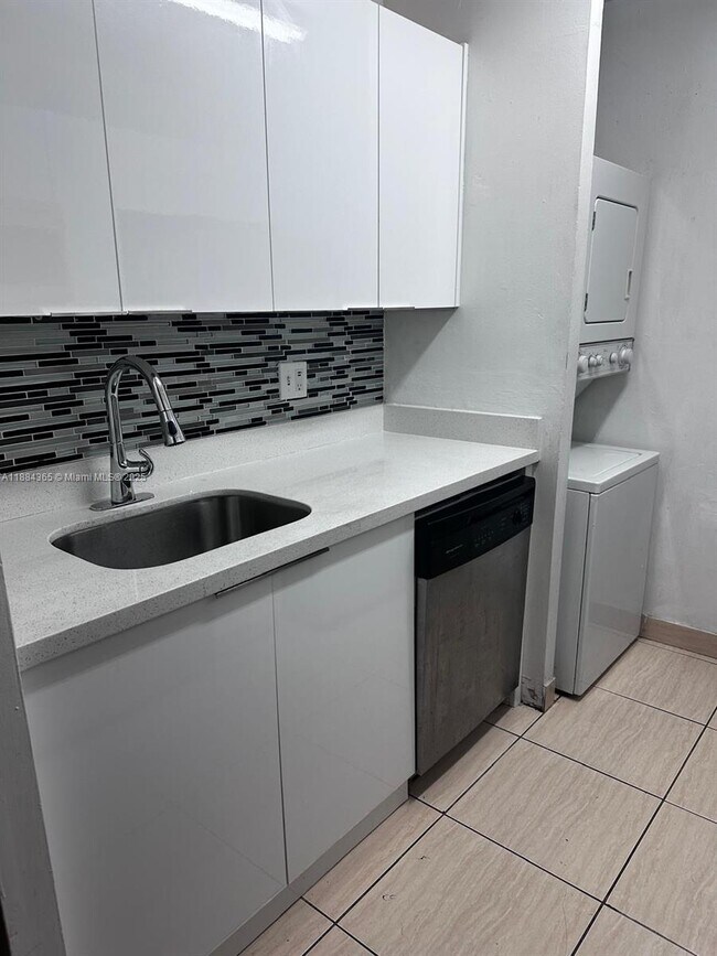 Building Photo - 10124 Twin Lakes Dr