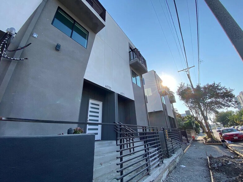 Building Photo - 4570 Oakwood Ave