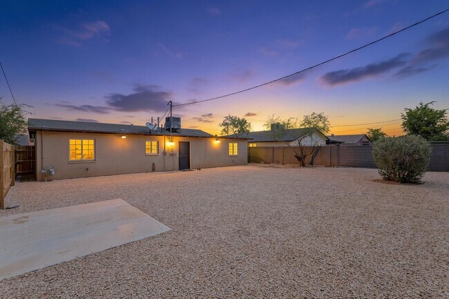 Building Photo - Completely updated minutes to Hiking at South Mountain!!!  Brand New Paint, Tile and Laminate Thr...