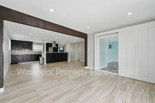 Building Photo - 387 E Nubia St