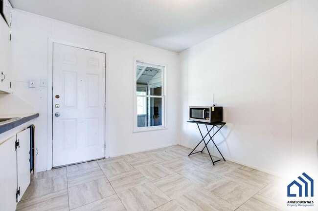 Building Photo - 107 Belaire Ave