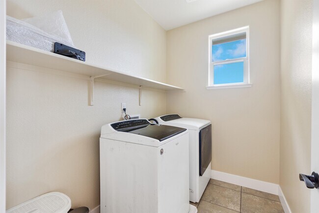 Building Photo - 10068 Carinata Dr
