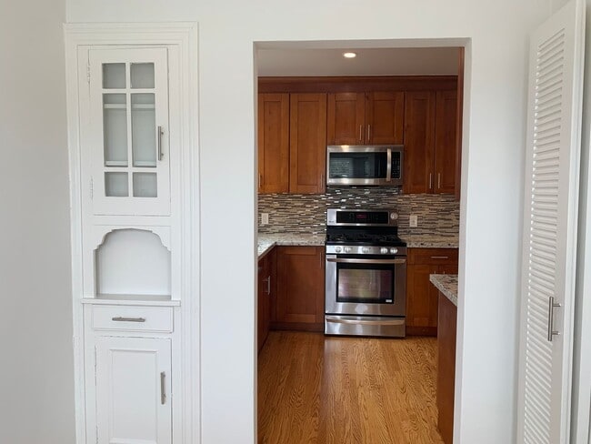 Building Photo - Bright & Charming Miraloma Home