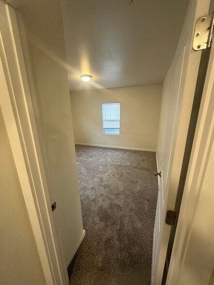 Main bedroom - 2413 Everett Ave