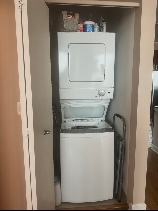 Building Photo - 1901 S Calumet Ave