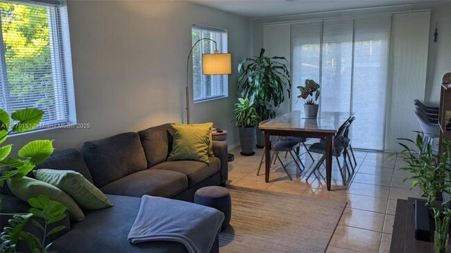 Building Photo - 3 bedroom in Miami FL 33150