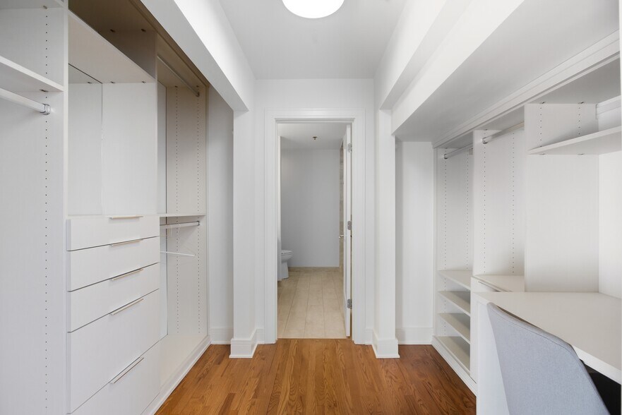 Building Photo - 525 W Superior St