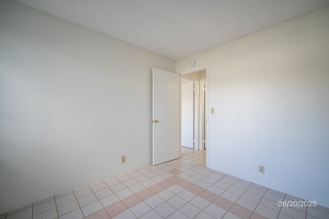 Building Photo - MOVE IN READY! 2/1.5/2 Renovated Unit, Cen...