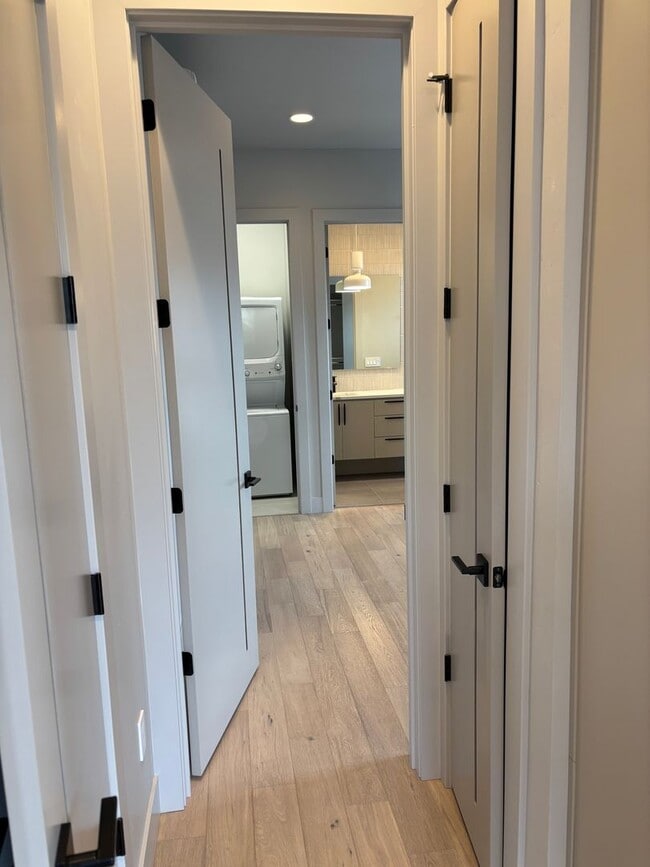 Building Photo - Modern Home Near Old Mill