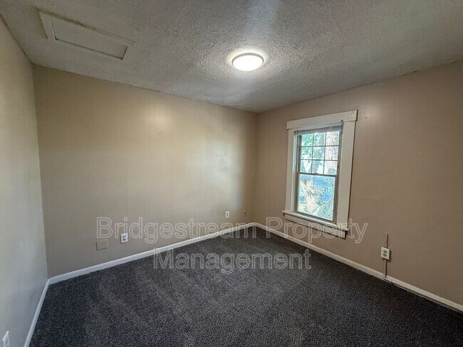 Building Photo - 200 Hart St