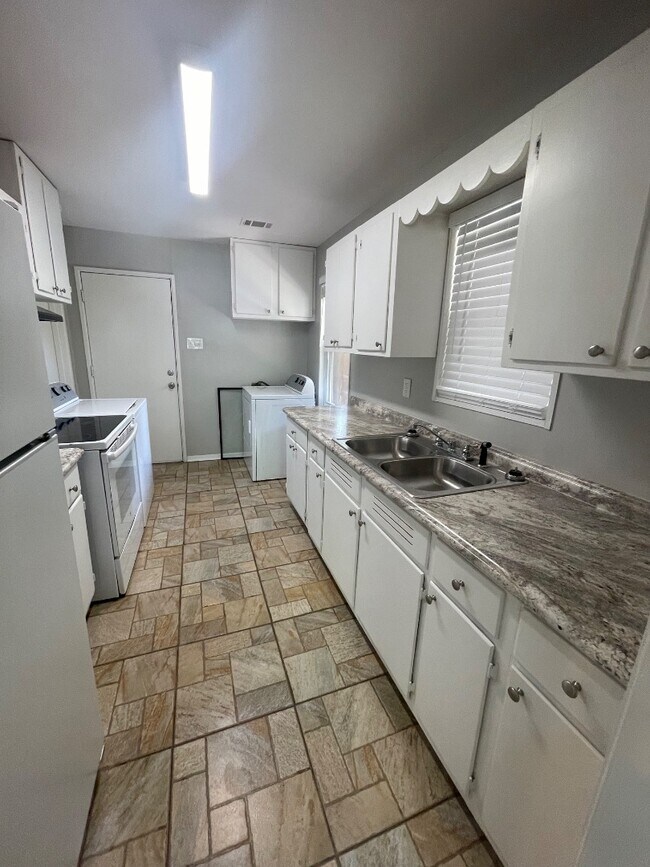 Building Photo - 4931 Kimball Ave