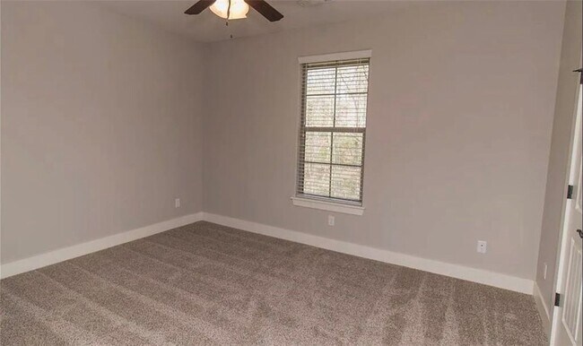 Building Photo - 2200 NW Small Oaks St