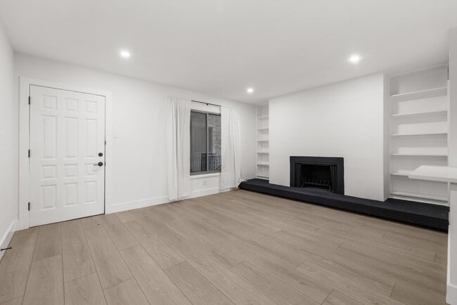 Building Photo - 505 W 7th St