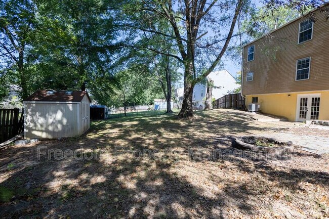 Building Photo - 5685 Roundtree Dr
