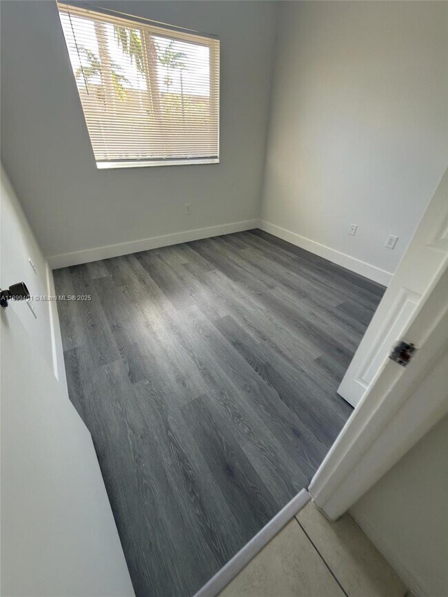 Building Photo - 930 NE 34th Ave