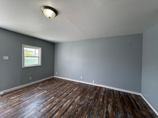 Building Photo - Fountain Square 2 Bed 1 Bath with large backyard.