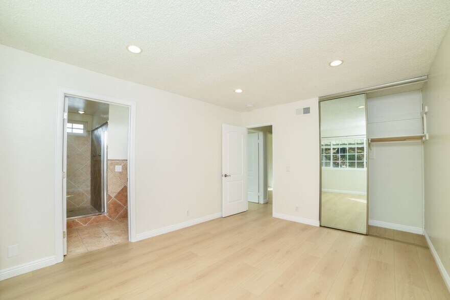 Building Photo - 1728 W Phillips Dr