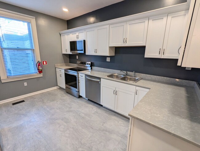 Building Photo - 3 Bedroom 1.5 Bathroom Fresh Renovation wi...