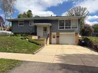 Building Photo - 4 Bed 2 Bath