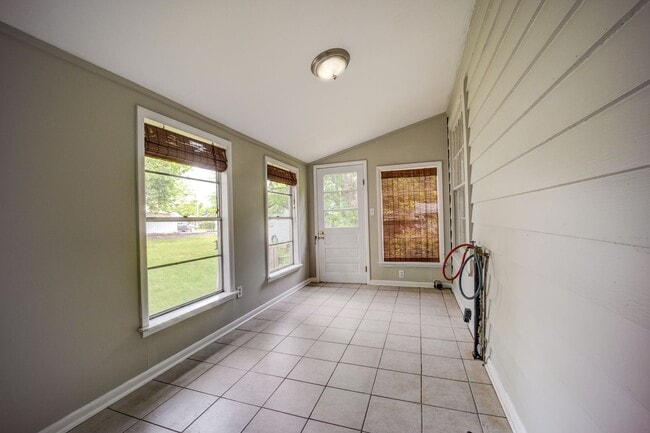 Building Photo - Freshly Updated 3 Bedroom Home