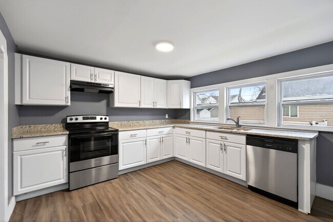 Building Photo - Newly renovated property