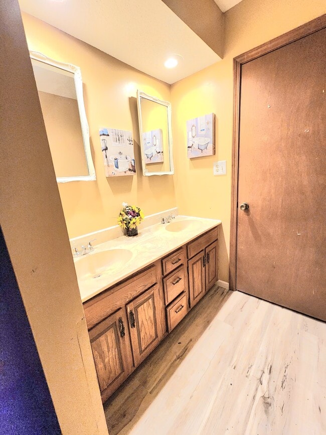 Master bathroom - 7325 N Brooklyn Ave